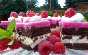 Gluten-Free-Brownie-Raspberry-Ice-Cream-Cake-1024x576-e1518763078332